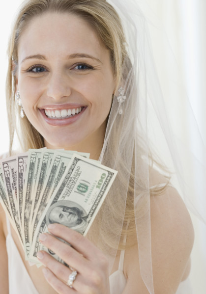 Portrait of bride holding money. Date : 2007