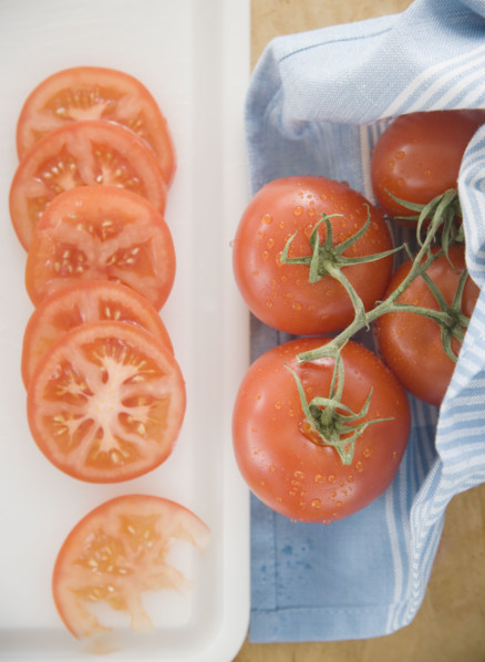 Sliced tomatoes on cutting board. Date : 2006