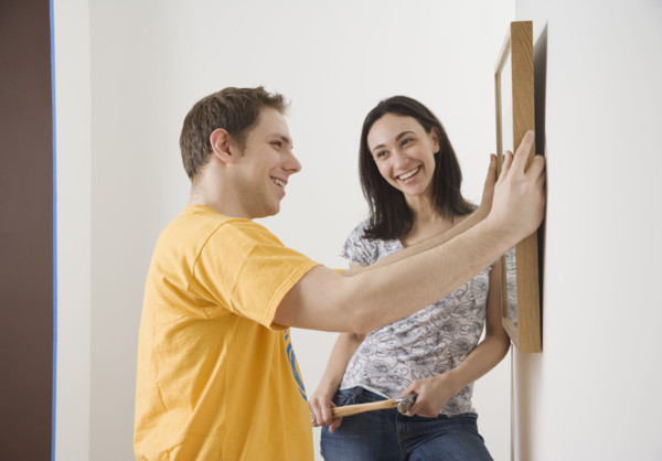Couple hanging picture. Date : 2006