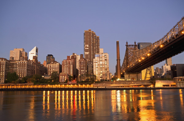 New York City skyline and bridge at night. Date : 2007