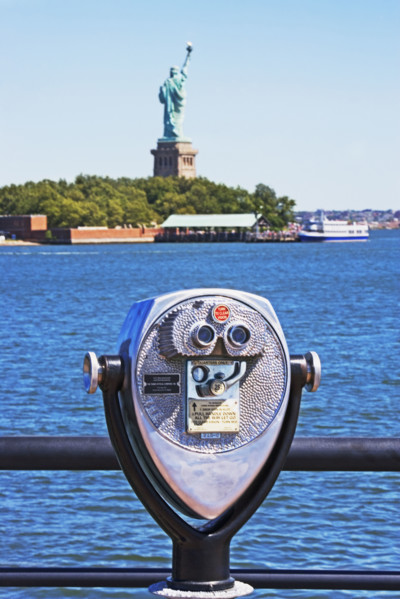 Statue of Liberty with viewer. Date : 2007