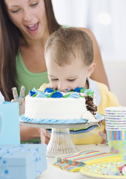 Baby eating birthday cake. Date : 2007