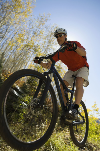 Man riding mountain bike, Utah, United States. Date : 2007