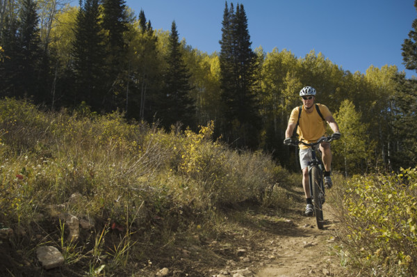 Man riding mountain bike, Utah, United States. Date : 2007