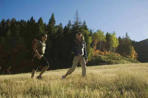 Couple hiking with backpacks, Utah, United States. Date : 2007