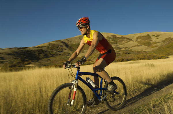 Man riding mountain bike, Salt Flats, Utah, United States. Date : 2007