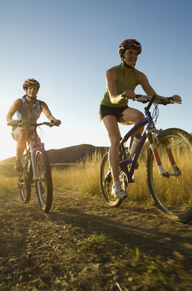 Two women riding mountain bikes, Salt Flats, Utah, United States. Date : 2007