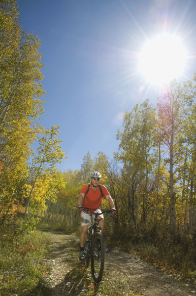 Man riding mountain bike, Utah, United States. Date : 2007