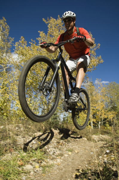 Man riding mountain bike, Utah, United States. Date : 2007