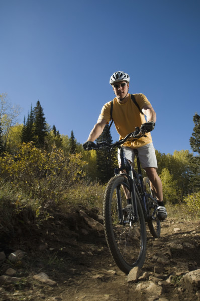Man riding mountain bike, Utah, United States. Date : 2007