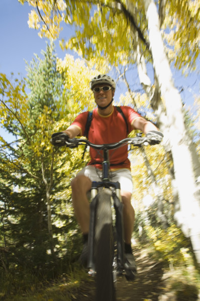 Man riding mountain bike, Utah, United States. Date : 2007