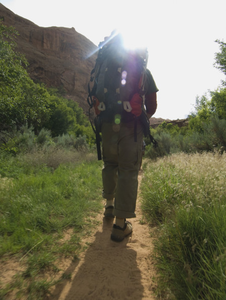 Man hiking in desert. Date : 2007