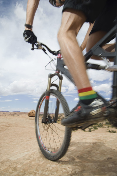 Low angle view of man riding mountain bike. Date : 2007