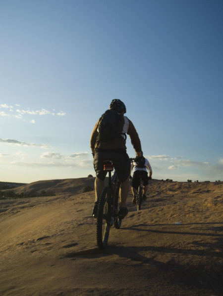 People riding mountain bikes. Date : 2007