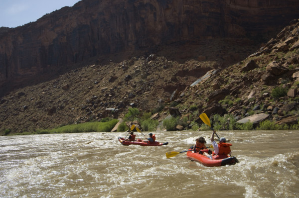 People paddling in rafts. Date : 2007