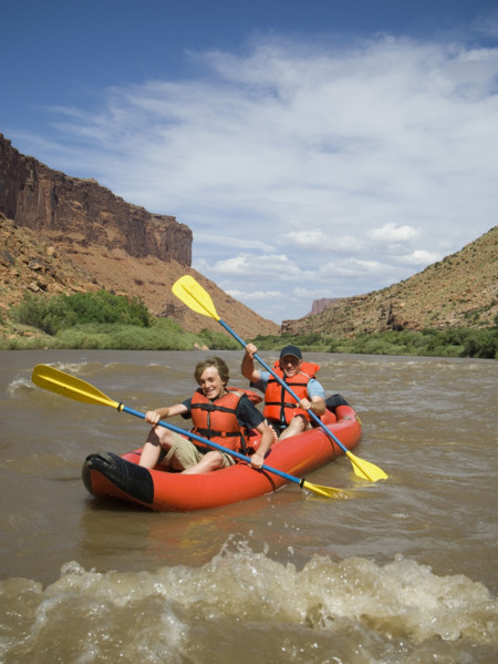 People paddling in raft. Date : 2007