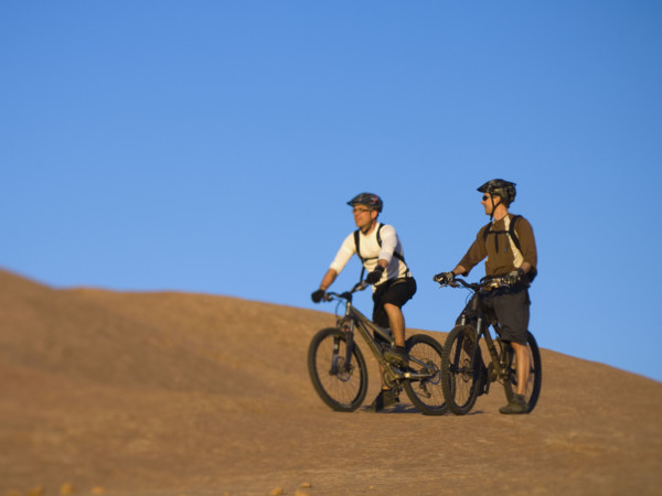 People riding mountain bikes. Date : 2007
