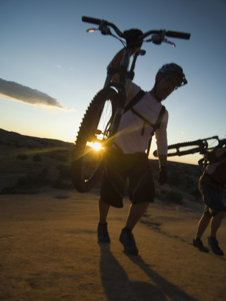 People carrying mountain bikes. Date : 2007