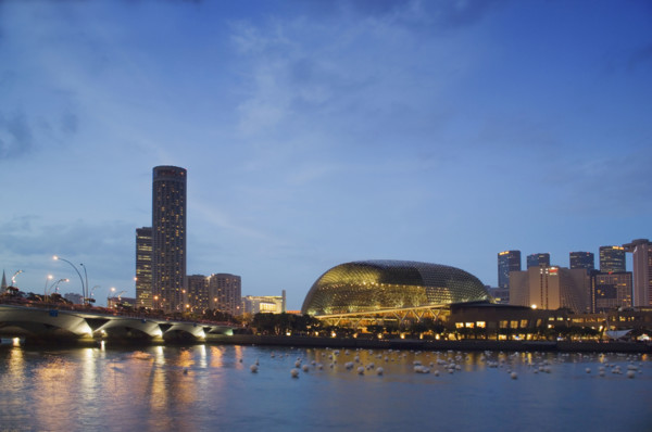 Esplanade Marina Promenade and Theatres on the Bay Singapore River Singapore. Date : 2006