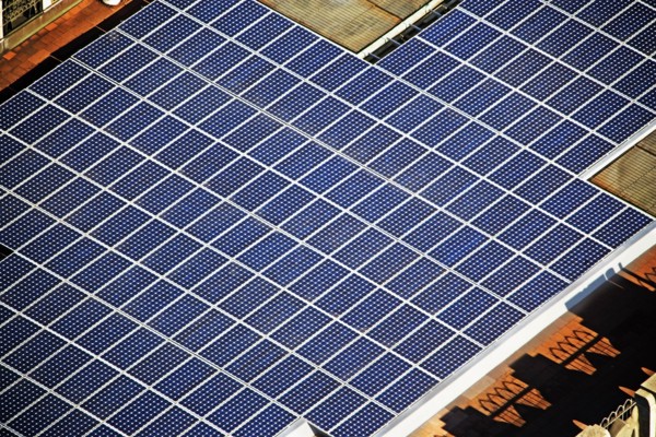 solor panels on skyscraper. Date : 2008