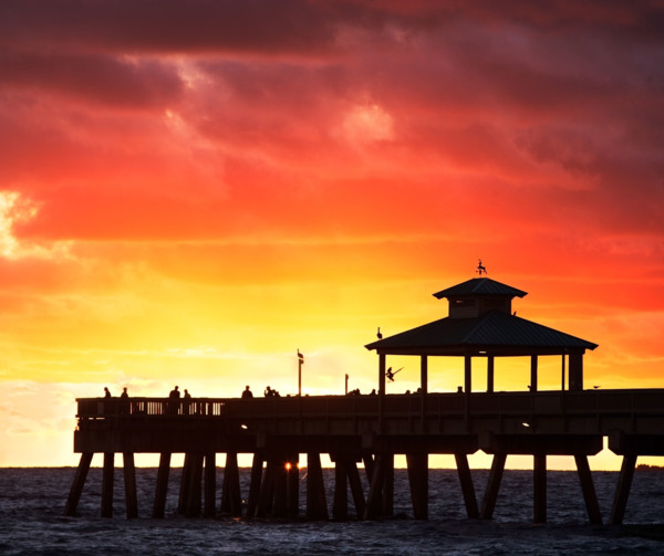 pier in the sunset/sunrise. Date : 2008