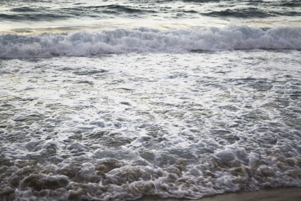 waves on the beach, erosion. Date : 2008