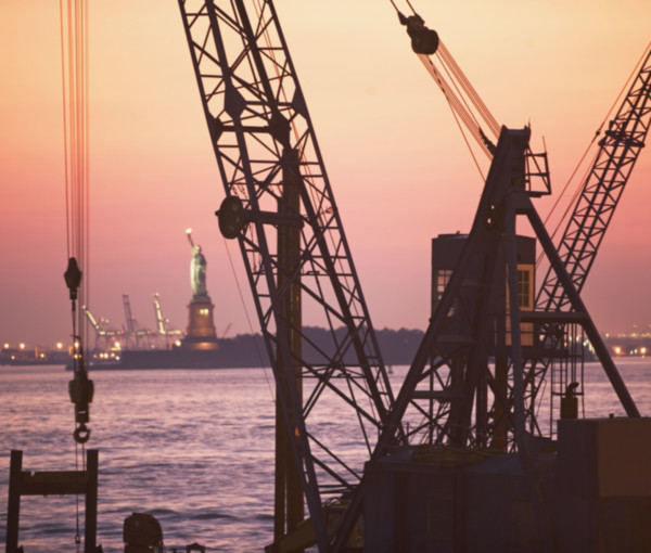 Crane with Statue of Liberty in background, New York, United States. Date : 2008