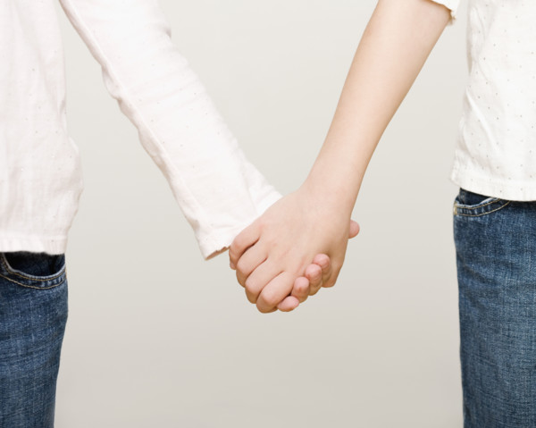 Two girls holding hands. Date : 2008