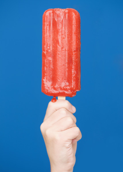Child holding ice pop. Date : 2008