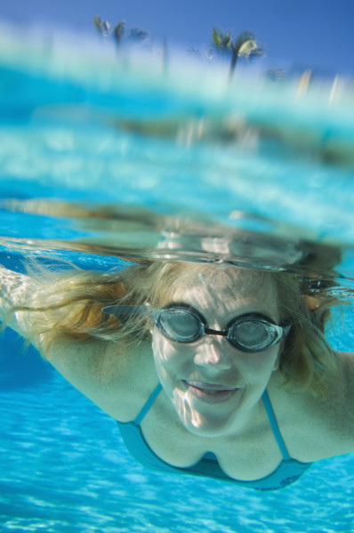 Woman wearing goggles underwater. Date : 2008