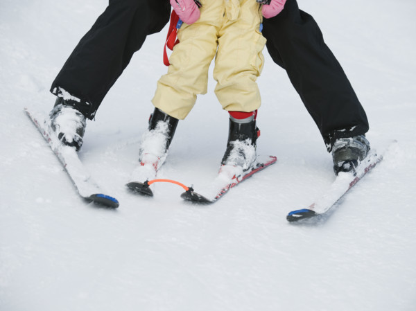Parent and child skiing. Date : 2008