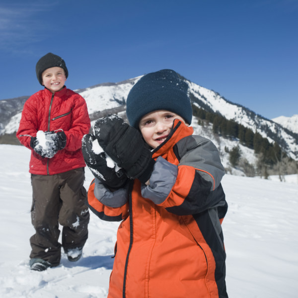 Brothers making snowballs. Date : 2008