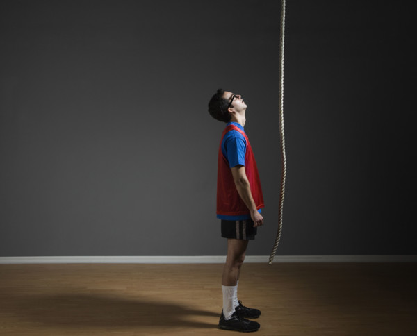 Man looking up at rope. Date : 2008