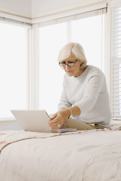 Woman looking at laptop. Date : 2008