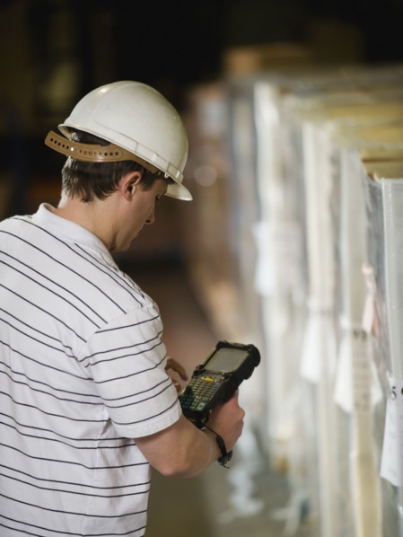 Warehouse worker scanning shipments. Date : 2008