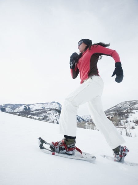 Woman snow shoeing. Date : 2008