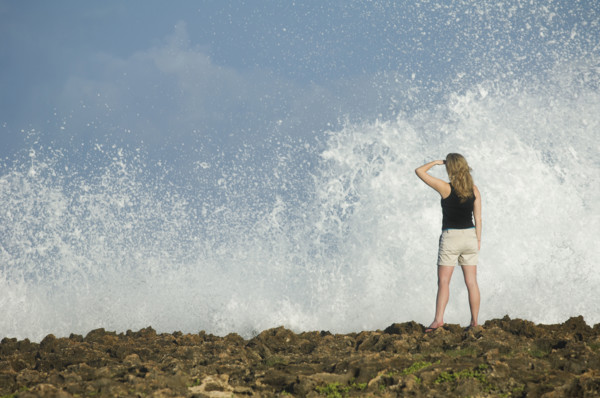 Woman looking out over ocean, Oahu, Hawaii, United States. Date : 2008