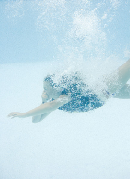 Girl diving underwater. Date : 2008