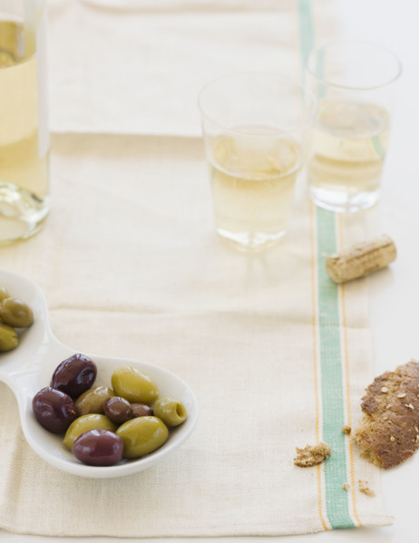 Glasses of white wine and olives. Date : 2008