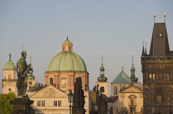 Statues and architectural buildings.