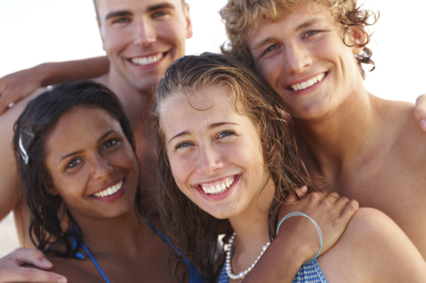 Young couples hugging on beach. Date : 2008