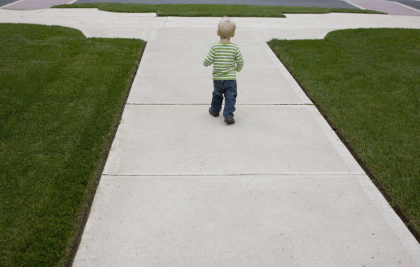 Baby boy walking on sidewalk. Date : 2008