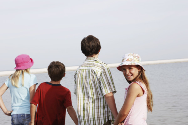 Children looking at ocean view. Date : 2008