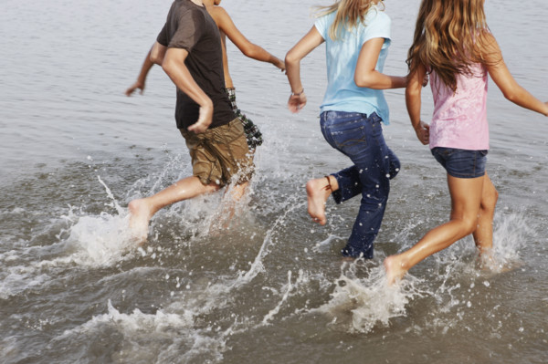 Children running in ocean. Date : 2008