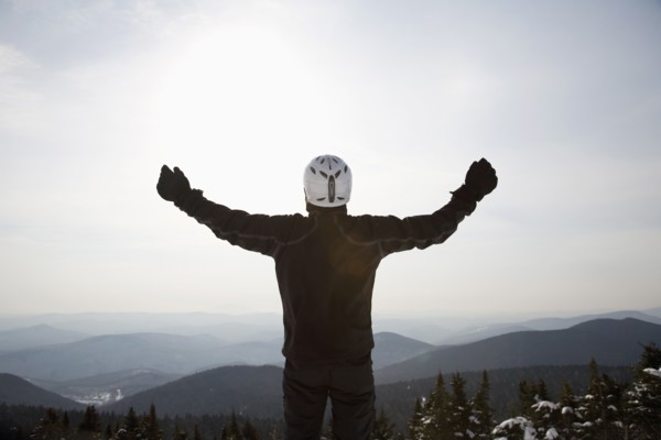 Snowboarder at top of ski hill. Date : 2008