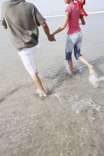 Couple running in ocean. Date : 2008