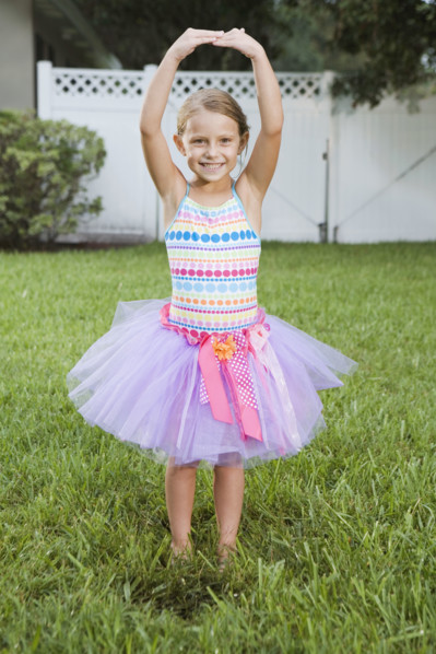 Girl in tutu posing on lawn. Date : 2008
