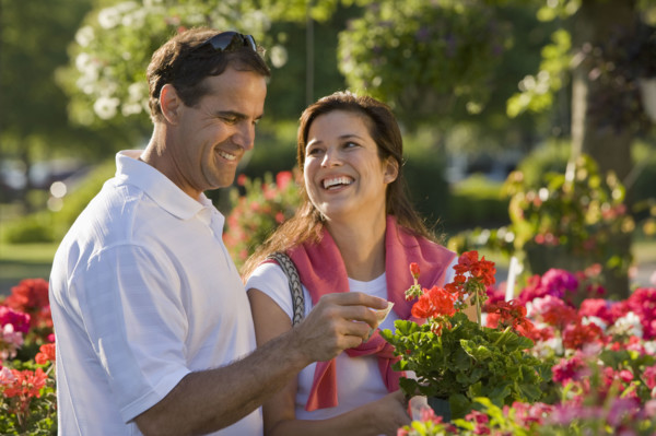 Couple shopping for flowers. Date : 2008