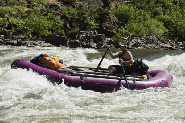 Man whitewater rafting. Date : 2008