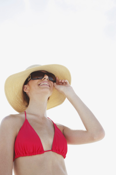 Young woman in bikini, protective hat and sunglasses. Date : 2008